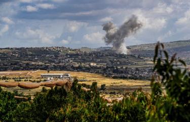 دخان يتصاعد من بلدة لبنانية جراء قصف إسرائيلي، 5 مايو 2024 (Getty)