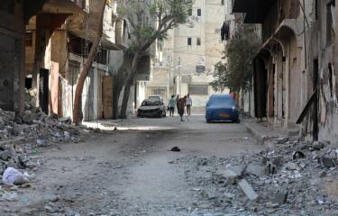 سكان ينظفون الطرق في النصيرات وسط قطاع غزة، 15 يونيو 2024 (Getty)