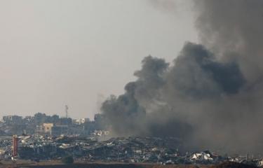 دخان يتصاعد جراء قصف على قطاع غزة / 9 يوليو 2024 (رويترز)