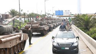 تبون يحيي الجيش الجزائري خلال عرض عسكري في الجزائر العاصمة، 05 يوليو 2022 (الأناضول)