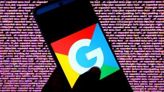شعار "غوغل" في هاتف "أندرويد"، 22 أغسطس 2022 (أفيشيك داس/Getty)