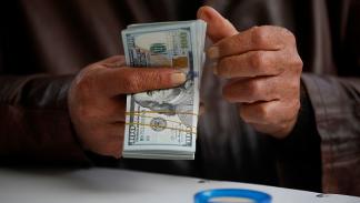 دولارات في سوق الكفاح للأوراق المالية، بغداد، 27 ديسمبر 2022 (أحمد الربيعي/ فرانس برس)