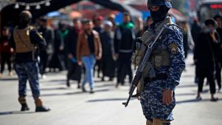 أحد أفراد الشرطة العراقية في منطقة الكاظمية، بغداد 13 فبراير 2023 (Getty)