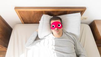 رجل يستريح في السرير صباحاً، 21 نوفمبر 2020 (أرتور ديبات موليفي/Getty)