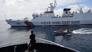 خفر السواحل الصيني أمام قارب صيد فيليبيني، 22 سبتمبر 2023 (فرانس برس)