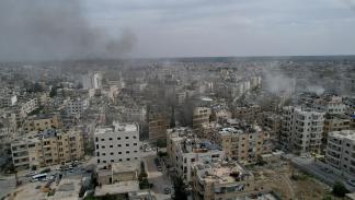 دخان متصاعد إثر قصف للنظام السوري على إدلب 8 أكتوبر 2023 (ابراهيم خطيب/الاناضول)