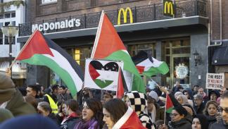 مظاهرات مناهضة للحرب على غزة أمام مطعم ماكدونالدز في هولندا/ آيندهوفن 28 يناير 2024 (الأناضول)