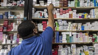 يعجز الصيادلة في مصر عن تلبية الأدوية الحيوية للمرضى (خالد دسوقي/ فرانس برس)