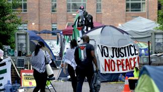 طلاب داخل مخيم اعتصام جامعة جورد واشنطن (أنا مونيماكر/Getty)