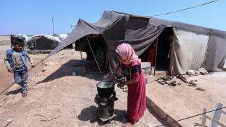 شح الخدمات الأساسية مشكلة كبيرة للنساء في مخيمات إدلب (عز الدين قاسم/ الأناضول)