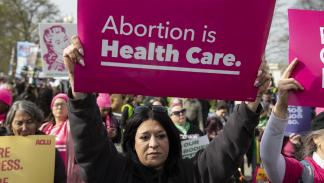 تظاهرة أمام المحكمة العليا الأميركية بخصوص أقراص الإجهاض - 26 مارس 2024 (مصطفى باسم/ الأناضول)