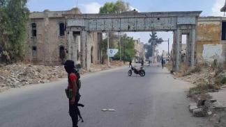 انتشار مسلحين في درعا جراء اعتقال النظام السوري شاباً من المدينة (إكس)