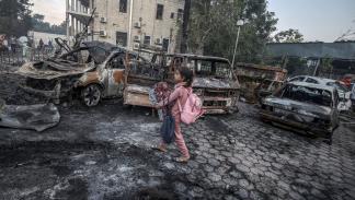 طفلة تجمع متعلقات وسط حطام مركبات قصفها الاحتلال دمار غزة (علي جاد الله/الأناضول) 