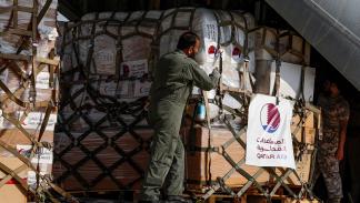 تجهيز مساعدات إنسانية لإرسالها إلى غزة في قاعدة العديد الجوية القطرية، 9 نوفمبر 2023 (كريم جعفر/ فرانس برس)