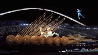 شخصيات أسطورية يونانية قديمة تؤدي عرضاً في حفل افتتاح أولمبياد 2004 في أثينا (روبرتو شميت/Getty)