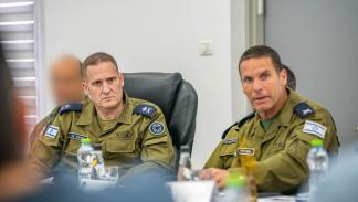 قائد سلاح الجو الإسرائيلي تومار بار (يسار) خلال اجتماع مع رؤساء المستوطنات الشمالية، 24 يوليو 2024 (جيش الاحتلال)