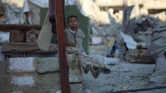 طفل فلسطيني وسط الأنقاض في خانيونس، 31 تموز/ يوليو 2024 (Getty)