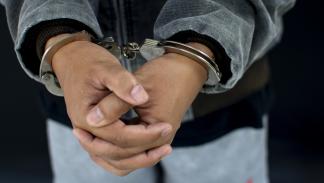 صورة تعبيرية تظهر سجيناً مكبّل اليدين - 7 يوليو 2020 (Getty)