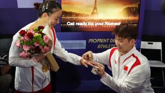 الثنائي الصيني بعد الفوز بذهبية في أولمبياد باريس، 2 أغسطس 2024 (جوليان فيني/Getty)
