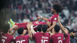 لاعبو منتخب قطر خلال احتفالهم بالنجم أكرم عفيف، 10 فبراير 2024 في لوسيل (غاو مينغ/Getty)