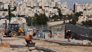 عمال فلسطينيون في موقع إسرائيلي في الضفة الغربية المحتلة، 29 فبراير 2024 (فرانس برس)
