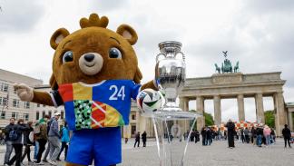 تميمة بطولة يورو 2024 الدب ألبرت أمام بوابة براندنبورغ في برلين، 24 إبريل 2024 (أود أندرسن/ فرانس برس)
