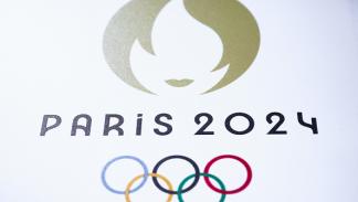 شعار دورة الألعاب الأولمبية الصيفية 2024 في باريس يظهر في أنتيب في 20 مايو 2024 (بيتا زورزل/Getty)