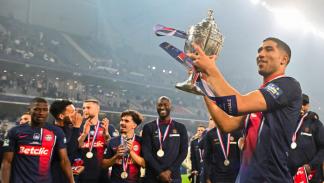 توج حكيمي بلقب كأس فرنسا في ليل، في مايو 2024 (كريستيان إلفيغ/Getty)