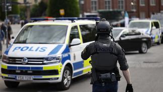 شرطي سويدي بمبنى المعهد الملكي للتكنولوجيا في ستوكهولم (فرانس برس)