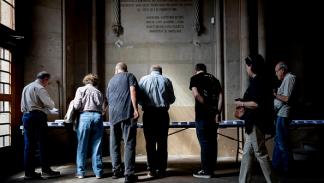 إسبان يدلون بأصواتهم في الانتخابات الأوروبية ببرشلونة، 9 يونيو 2024 (Getty)