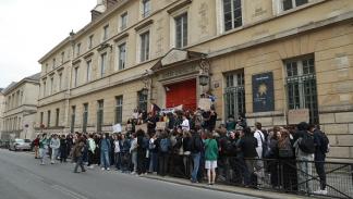 احتجاج على الانتخابات الأوروبية أمام مدرسة هنري الرابع الثانوية اليوم بباريس (الأناضول)