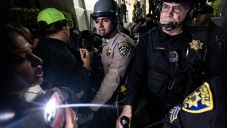 الشرطة في مواجهة نشطاء مؤيدين لفلسطين في جامعة كاليفورنيا لوس أنجليس، في 10 يونيو 2024 (فرانس برس)