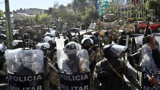 جنود مسلحون وعربات مدرعة في ساحة بلازا موريلو بوسط عاصمة بوليفيا في 26 يونيو 2024 (عازار رالديس/فرانس برس)