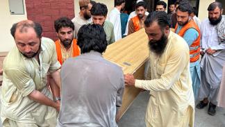 نعش عضو مجلس الشيوخ الباكستاني الذي قتل في التفجير في باجو، 3 يوليو 2024 (فرانس برس)