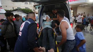 نقل فتاة فلسطينية مصابة إلى مستشفى الشهيد الأقصى لتلقي العلاج، 4 يوليو 2024 (الأناضول)