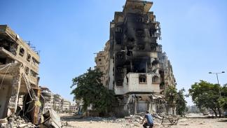 مبنى محترق في منطقة التفاح شرق مدينة غزة، 8 يوليو 2024 (عمر القطاع/Getty)