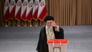 علي خامنئي بعد إدلائه بصوته في طهران في الانتخابات الرئاسية، 5 يوليو 2024 (Getty)