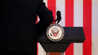 الختم الرسمي الأميركي خلال محادثة في ميشيغان، 17 يوليو 2024 (كريس دوموند/Getty)