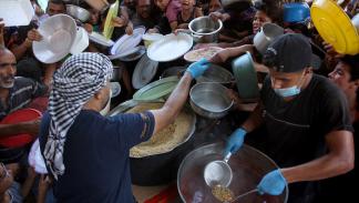 نازحون ينتظرون للحصول على طعام في شمالي غزة / 18 يوليو 2024 (Getty)