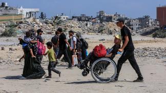 فلسطينيون يحاولون مغادرة خانيونس 22 يوليو 2024 (الأناضول)