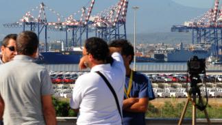 صحافيون يرصدون حاويات في ميناء جويا تاورو جنوب إيطاليا، 2 يوليو 2014(Getty)