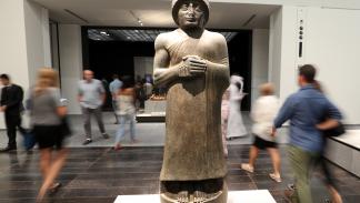 تمثال أثري يجسد الملك كوديا في متحف اللوفر أبو ظبي، 11 نوفمبر 2017 (كريم صاحب/ فرانس برس)