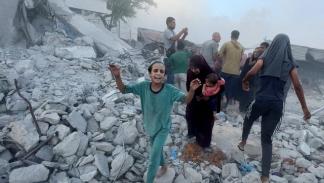 لحظات ما بعد غارة إسرائيلية على مأوى نازحين في خانيونس، 3 يوليو 2024 (رويترز)