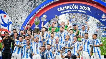 احتفل نجوم منتخب الأرجنتين بعد تحقيق لقب كوبا أميركا، 14 يوليو 2024 (ميغيل رودريغيز/Getty)