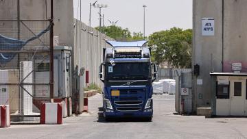 شاحنة مساعدات إنسانية إلى غزة عند معبر كرم أبو سالم، 30 مايو 2024 (جاك غويز/فرانس برس)