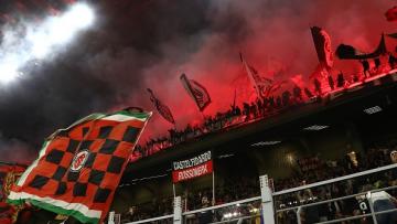 جماهير ميلان في ملعب سان سيرو في 25 مايو 2024 في ميلانو( ماركو لوزاني/Getty)