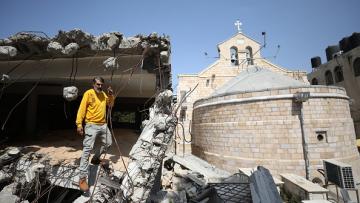 آثار قصف كنيسة القديس برفيريوس اليونانية الأرثوذكسية في حي الزيتون (الأناضول)