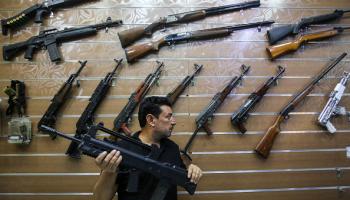 متجر مختص ببيع وشراء الأسلحة في العراق - 24 سبتمبر 2018 (فرانس برس)