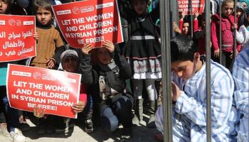 وقفة في أعزاز للمطالبة بالإفراج عن النساء والأطفال بالسجون السورية، في 8 مارس 2019 (مريم غوكتاش/ الأناضول)