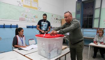فرز أصوات خلال الانتخابات الرئاسية التونسية السابقة، 13 أكتوبر 2019 (Getty)